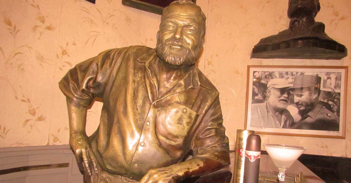Hemingway életnagyságú bronz szobra